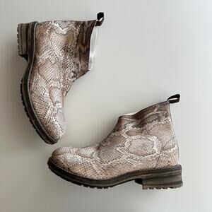 Charleston Shoe Co NWOB Liberty Snake Pull On Stretch Chelsea Stack Heel Boot 8‎